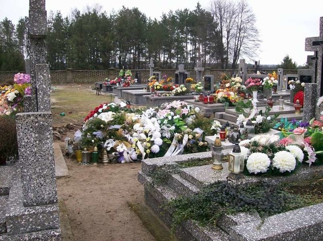 Majka i Adam spoczęli na cmentarzu w Łęgonicach Małych w osobnych mogiłach.