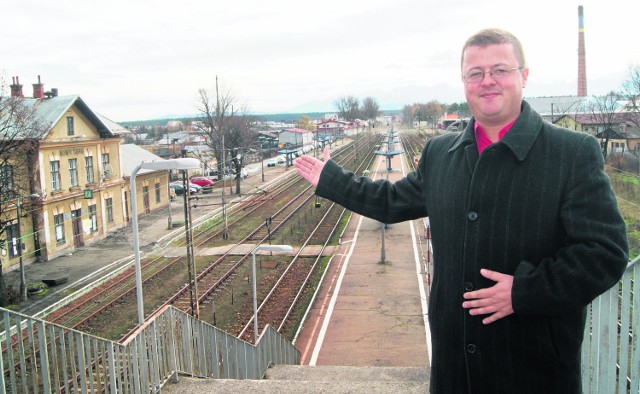 Doradca burmistrza Piotr Rayski-Pawlik przed dworcem, który chce przejąć Nowy Targ.