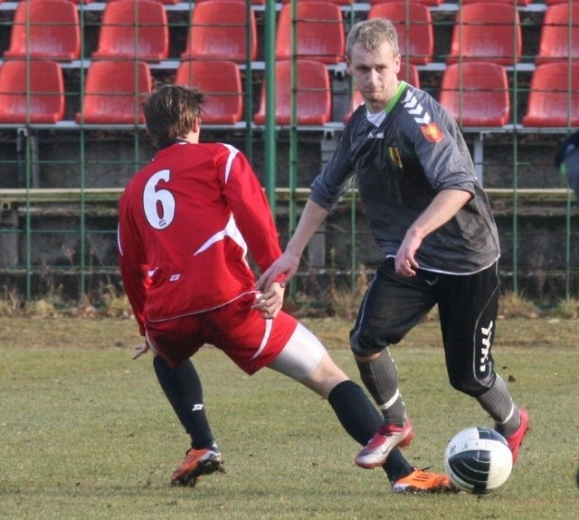 Piłkarz Wiernej Małogoszcz Jan Kowalski (z prawej) był testowany w Koronie Kielce. W styczniu powinno się wyjaśnić, czy trafi do tego klubu. 