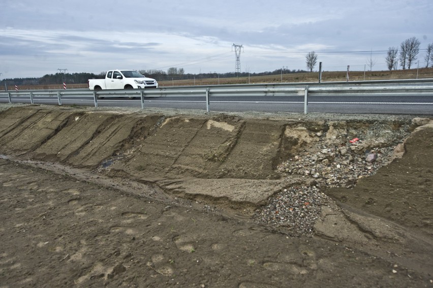 Na trasie S6 pojawiły się pierwsze wady. Sypie się podbudowa, a asfalt już nie jest gładki