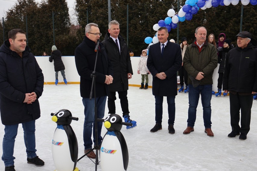 Uroczyste otwarcie lodowiska odbyło się w czwartek, 26...