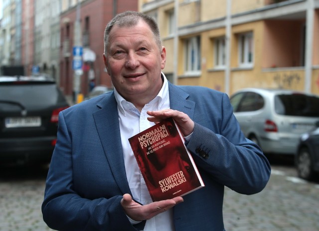 Sylwester Kowalski, autor książek przygodowych, poradnikowych, współautor  (z córką Weronką) książek dla młodzieży