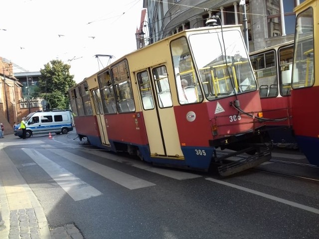 We wtorek, 18 września, przed godz. 14 zderzyły się dwa tramwaje na ul. Gdańskiej, na wysokości ul. Mostowej. Nie ma poszkodowanych, ale trzeba było wstrzymać ruch tramwajowy w kierunku pętli Wilczak i Rycerska. Ruch już przywr&oacute;cono, ale możliwe są op&oacute;źnienia.Jak informuje ZDMiKP w Bydgoszczy, wprowadzono komunikację zastępczą: rondo Jagiellon&oacute;w -&gt; Gdańska -&gt; Mickiewicza -&gt; Dw.Gł&oacute;wny -&gt; Garbary -&gt; rondo Jagiellon&oacute;w. Więcej zdjęć na następnych stronach.Zobacz wideo z miejsca zdarzenia:&lt;center&gt;&lt;script class=&quot;XlinkEmbedScript&quot; data-width=&quot;854&quot; data-height=&quot;480&quot; data-url=&quot;//get.x-link.pl/2cf83fb5-7e48-1d61-11d8-94f4cc326b2e,2ae8d173-83d9-ae87-b61a-4d6b4a37ec65,embed.html&quot; type=&quot;application/javascript&quot; src=&quot;//prodxnews1blob.blob.core.windows.net/cdn/js/xlink-i.js?v1&quot;&gt;&lt;/script&gt;&lt;/center&gt;&lt;iframe src=&quot;https://www.facebook.com/plugins/post.php?href=https://www.facebook.com/zdmikp/posts/2697344286958149&amp;width=500&quot; width=&quot;500&quot; height=&quot;249&quot; style=&quot;border:none;overflow:hidden&quot; scrolling=&quot;no&quot; frameborder=&quot;0&quot; allowTransparency=&quot;true&quot; allow=&quot;encrypted-media&quot;&gt;&lt;/iframe&gt;