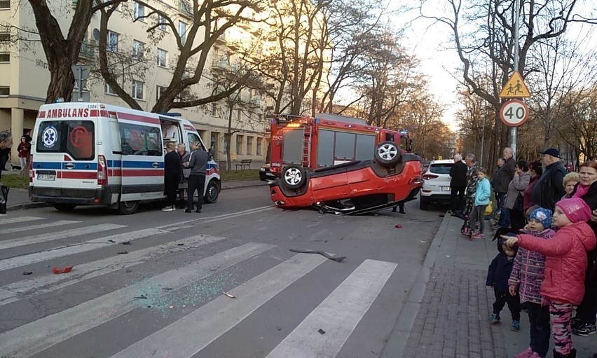 Kraków. Wypadek na Alei Róż. Droga zablokowana 