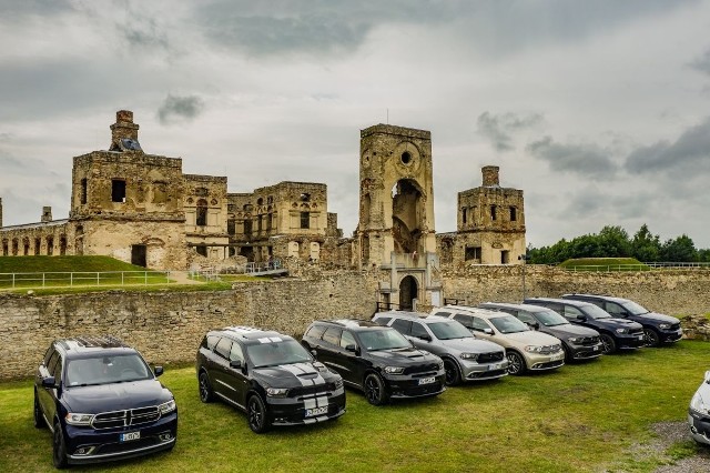 W Sandomierzu odbył się I Og&oacute;lnopolski Zlot Grupy Dodge Durango Polska. Niezwykle widowiskowe wydarzenia miało miejsce w dniach od 2 do 4 lipca 2021 roku. Bazą był hotel Sarmata i nie był to przypadek - jego właściciel Krzysztof Tusznio jest użytkownikiem i miłośnikiem Dodge Durango. Na pierwszy zlot przyjechało 18 aut. Dodge Durango to osobowe auto typu SUV produkowane od roku 1998 roku przez firmę Dodge. Nazwa Dodge Durango nawiązuje do nazwy miasta w Kraju Bask&oacute;w. Dodge Durango jest następcą modelu Dodge Ramgcharger. To auto średniej wielkości mieszczące do ośmiu pasażer&oacute;w. Grupa miłośnik&oacute;w tego auta odwiedziła Sandomierz, Winnicę Sandomierską w G&oacute;rach Wysokich oraz Zamek Krzyżtop&oacute;r w Ujeździe. Niezwykle widowiskowy był nocny pokaz na rynku w Sandomierzu. Zobaczcie zdjęcia i film z drona Sławomira Rakowskiego.&lt;iframe width=&quot;560&quot; height=&quot;315&quot; src=&quot;https://www.youtube.com/embed/UgeMxXu49QM&quot; title=&quot;YouTube video player&quot; frameborder=&quot;0&quot; allow=&quot;accelerometer; autoplay; clipboard-write; encrypted-media; gyroscope; picture-in-picture&quot; allowfullscreen&gt;&lt;/iframe&gt;