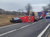 Wypadek śmiertelny na Dolnym Śląsku. Dachowało auto, którym podróżowała kobieta z trójką dzieci. Matka nie żyje, lądował LPR