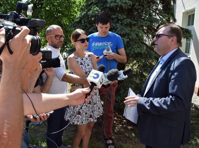 O przebiegu przesłuchania osoby podejrzanej o podpalenie pod domem posła poinformował dziennikarzy prokurator Robert Szelągowski