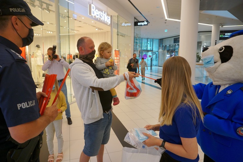 Policja i sanepid w galeriach handlowych w Lublinie. Sprawdzają, czy klienci noszą maseczki. Przypominają o tym obowiązku