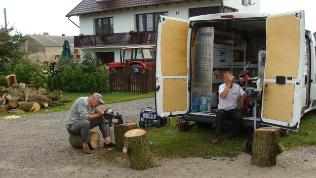 Zbigniew Adamczyk z Grudziądza ( na zdjęciu z lewej): - Ogrom zniszczeń w Lotyniu przeraża. Wciąż tam potrzeba wolontariuszy.