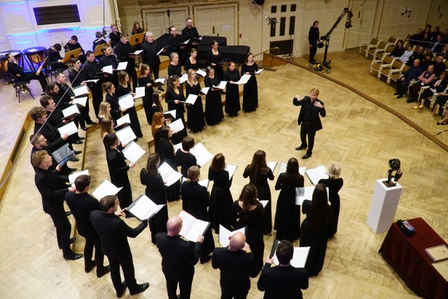 Zakończył się koncert laureatów, po którym przedstawiono zwycięzców Grand Prix Polskiej Chóralistyki im. Stefana Stuligrosza. Tegoroczna edycja konkursu odbyła się w roku stulecia urodzin Andrzeja Koszewskiego, jednego z najważniejszych i najwybitniejszych XX-wiecznych twórców literatury chóralnej. Wydarzenie trwa od piątku, 25 listopada do poniedziałku, 28 listopada. Zobacz galerię zdjęć z występów laureatów --->