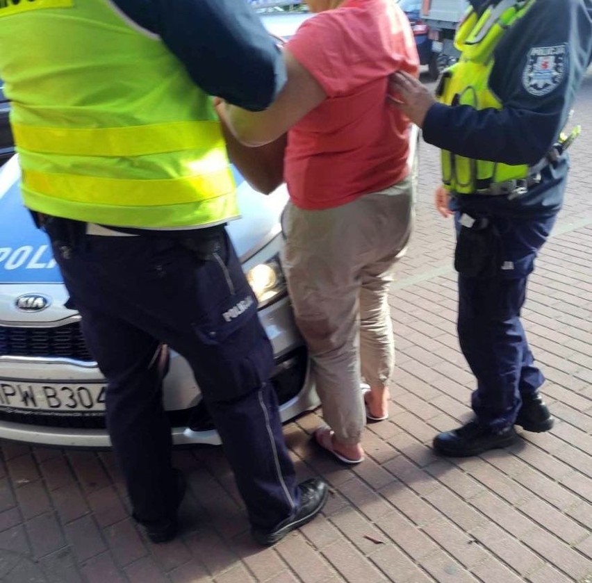 Policjantka na urlopie zatrzymała pijaną 40-latkę, która jechała zygzakiem  