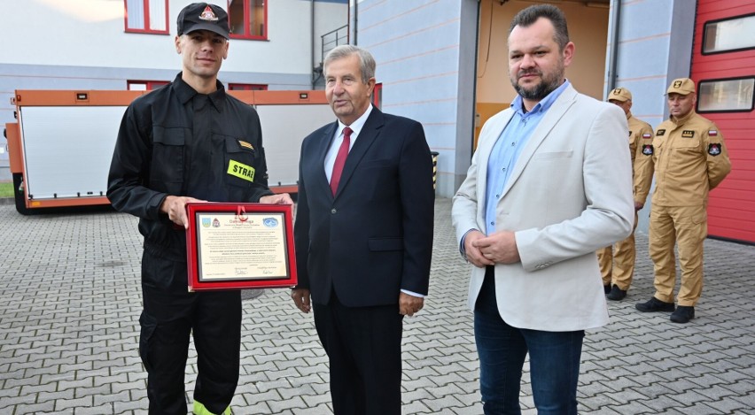 Gratulacje Damianowi Nodze złożyli starosta Józef Żółciak...