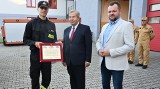 Damian Noga ze staszowskiej straży pożarnej kolejny raz doceniony. Odebrał gratulacje od starostów i komendanta wojewódzkiego 