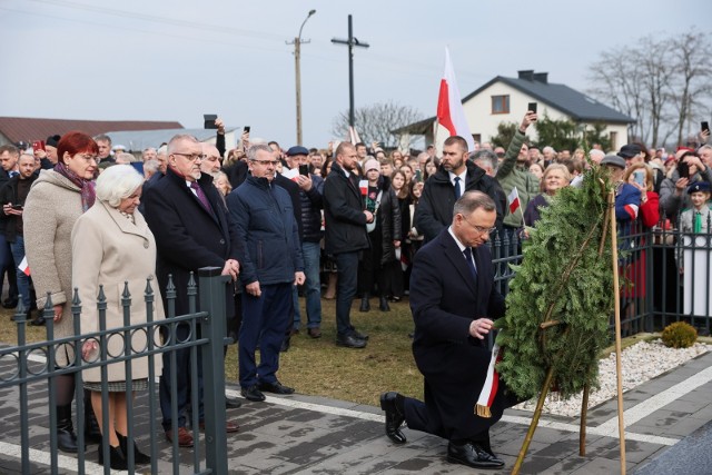 Prezydent Andrzej Duda złożył wieniec przed Pomnikiem Pamięci Ofiar Wanat.