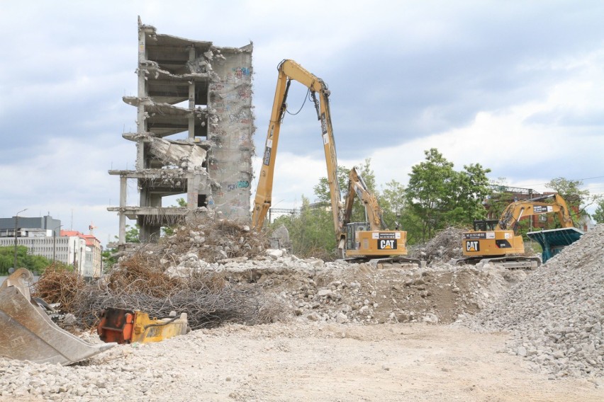 Szkieletor w centrum prawie wyburzony. Został fragment ściany