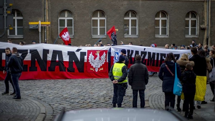 Kilkaset osób wzięło udział w Marszu Zwycięstwa, który w...