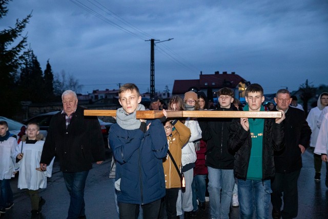 Po raz kolejny, wierni z parafii Małogoszcz przeszli Drogą Krzyżową ulicami miasta. Liczni parafianie modlili się w różnych intencjach.