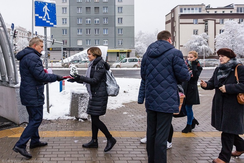 Prezydenci rozdawali mieszkańcom flagi