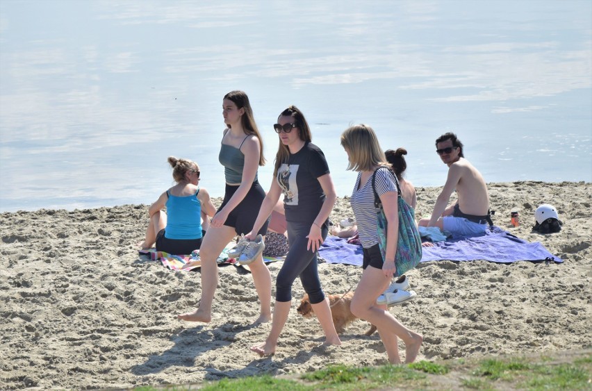 Gorąca niedziela nad Jeziorem Tarnobrzeskim. Mnóstwo ludzi spaceruje, opala się i odpoczywa nad wodą 23 kwietnia 
