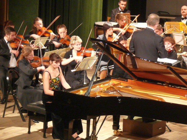 Na fortepianie gra Olena Ałyvayeva z Ukrainy.