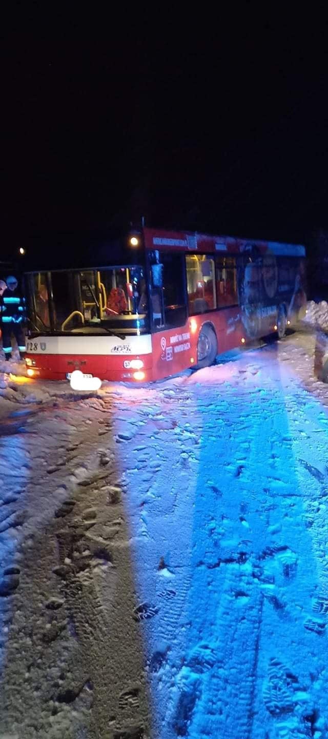 Autobus sądeckiego MPK zsunął się do przydrożnego rowu w Szczereżu