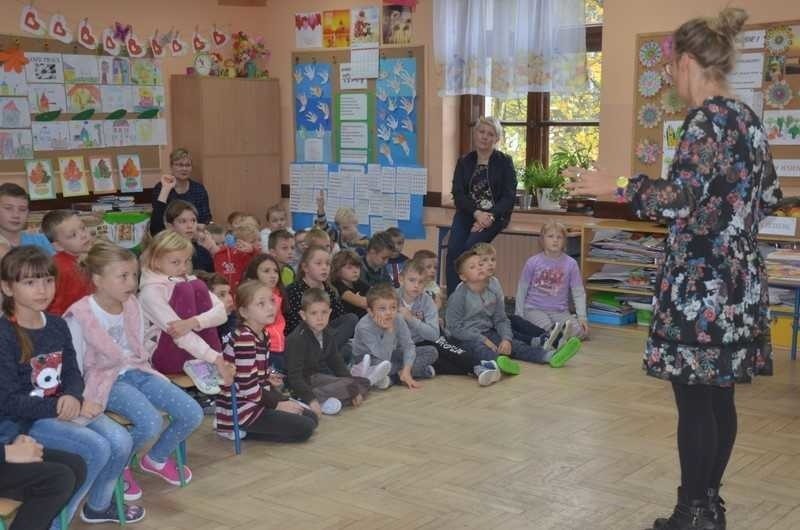 Korzkiew. Rozmowy z pisarką o cioci Jadzi i świętych uśmiechniętych. Spotkania w bibliotece 