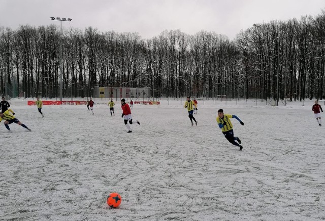 Piłkarze Elany okazali się lepsi od zawodników Widzewa w sparingu rozgrywanym w zimowej scenerii