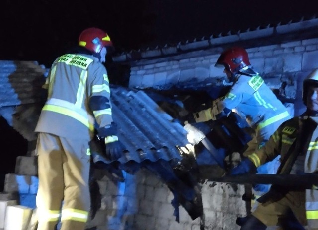 Strażacy pracują na pogorzelisku po pożarze w miejscowości Bukowie