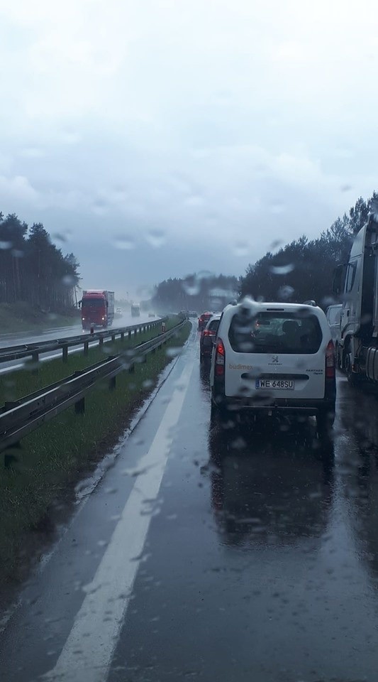 Kraksa na "trójce". Auto uderzyło w bariery energochłonne