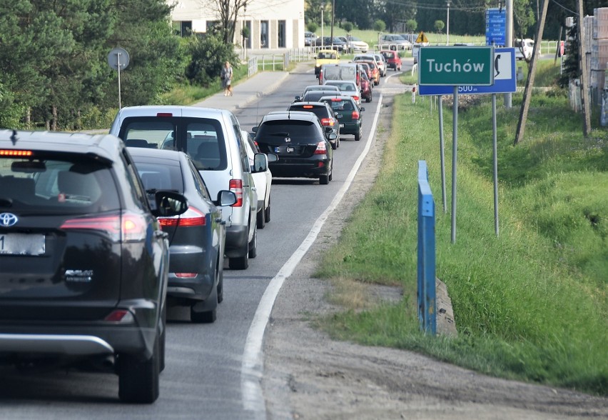 Długi sznur samochodów ciągnie się codziennie przy wjeździe...