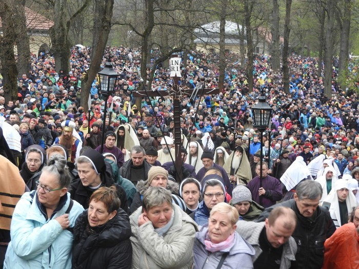 Kalwaria Zebrzydowska. Tysiące wiernich na drodze krzyżowej 