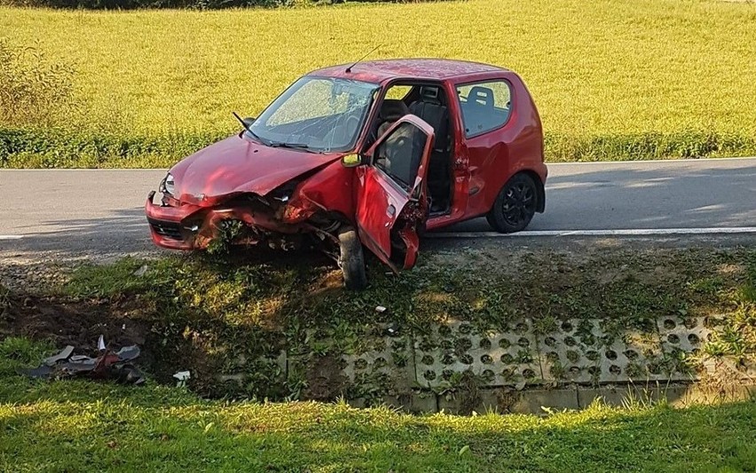 Kąśna Górna. Wypadek na drodze powiatowej. Fiat uderzył w betonowy przepust. Strażacy uwolnili zakleszczoną w aucie kobietę