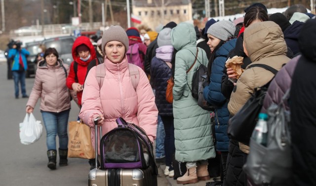 Uchodźcy z Ukrainy znajdują pomoc w Polsce.