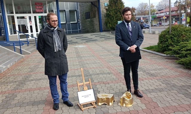 Działacze Młodzieżowy Wszechpolskiej przynieśli przed urząd miejski "pozłacaną inwestycję"