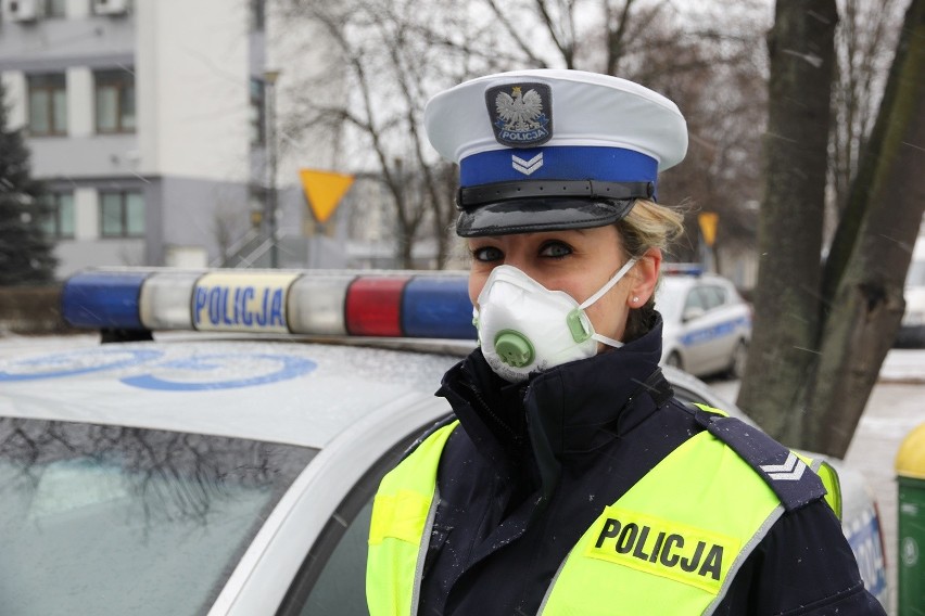 Kraków. Policjanci dostali maski antysmogowe