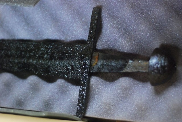 Średniowieczny miecz znaleziony przez Krzysztofa Gruszke rok temu w wykopie archeologicznym przy ul. Grodzkiej