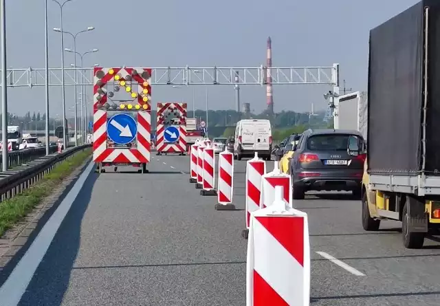 Na autostradzie A1 w okolicach Knurowa kierowcy staną w korku. Drogowcy prowadzą tam prace remontoweZobacz kolejne zdjęcia. Przesuwaj zdjęcia w prawo - naciśnij strzałkę lub przycisk NASTĘPNE