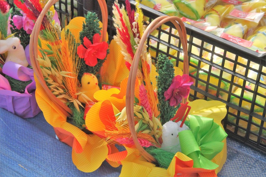 Wielkanoc 2023 na giełdzie w Miedzianej Górze. Koszyczki, zajączki, kolorowe jajka i baranki czekały na klientów