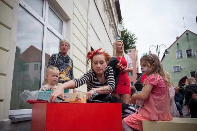 Koło Teatru Tęcza w Słupsku odbył się piknik. Imprezę zorganizowano z powodu nowego sezonu artystycznego. Zapraszamy do galerii zdjęć i wideo.