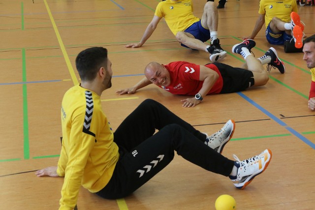 Piłkarze ręczni PGE VIVE Kielce w piątek po południu odbyli ostatni trening przed rozpoczynającym się w sobotę w niemieckiej Kolonii turniejem Final Four Ligi Mistrzów. W zajęciach wziął czynny udział trener naszej drużyny, Talant Dujszebajew, który rozpoczął od serii pompek.Trening odbył się w niewielkiej, szkolnej hali, ponieważ 20-tysięczna Lanxess Arena jest przygotowywana do turnieju. Zobacz trenng PGE VIVE na kolejnych zdjęciach.W sobotę o godzinie 15.15 PGE VIVE rozpocznie półfinałowy mecz z Telekomem Veszprem. O godzinie 18 rozpocznie się drugie spotkanie, Barca Lassa - Vardar Skopje.