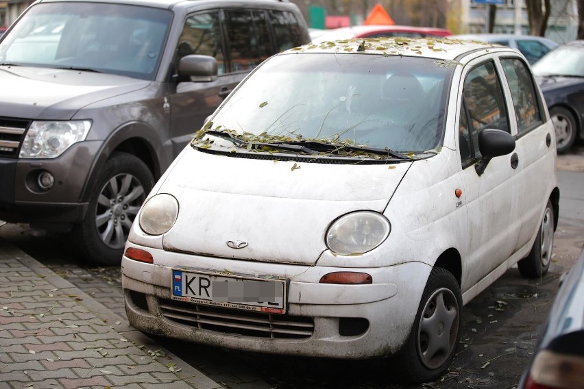 Kraków. Wraki samochodów zajmują miejsca parkingowe [ZDJĘCIA]