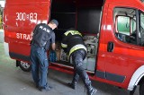 Białystok. Podlaska KAS przekazała białostockim strażakom blisko 500 litrów alkoholu na walkę z koronawirusem (zdjęcia)