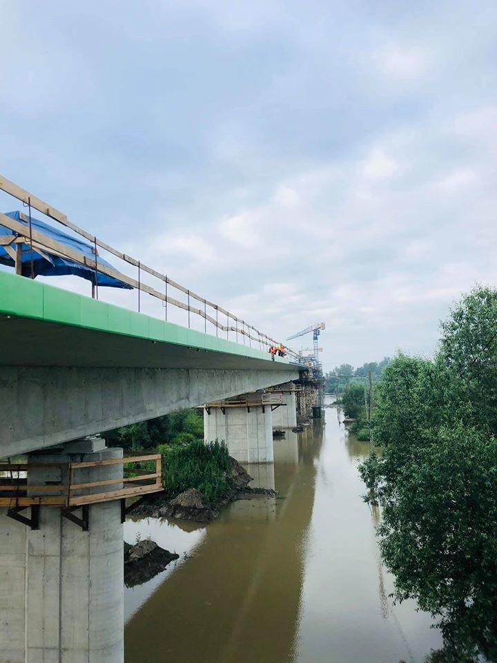 Trwa budowa mostu na Wiśle w Nowym Korczynie.