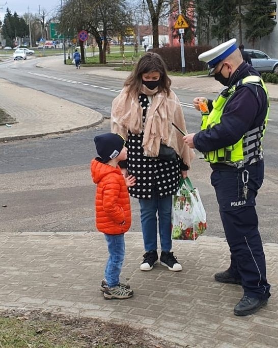 Odblaski i większa ostrożność. Policjanci przypominali pieszym o zasadach bezpieczeństwa