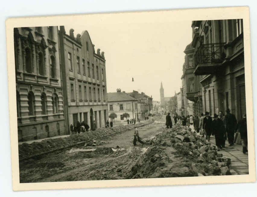 Remont ul. Krakowskiej podczas okupacji. Zdjęcie...