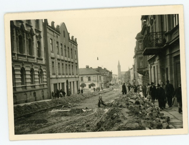 Remont ul. Krakowskiej podczas okupacji. Zdjęcie prawdopodobnie wykonano w 1942 roku