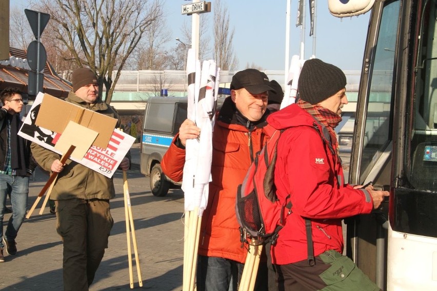  Zwolennicy KOD z regionu pojechali do Warszawy bronić Lecha Wałęsy