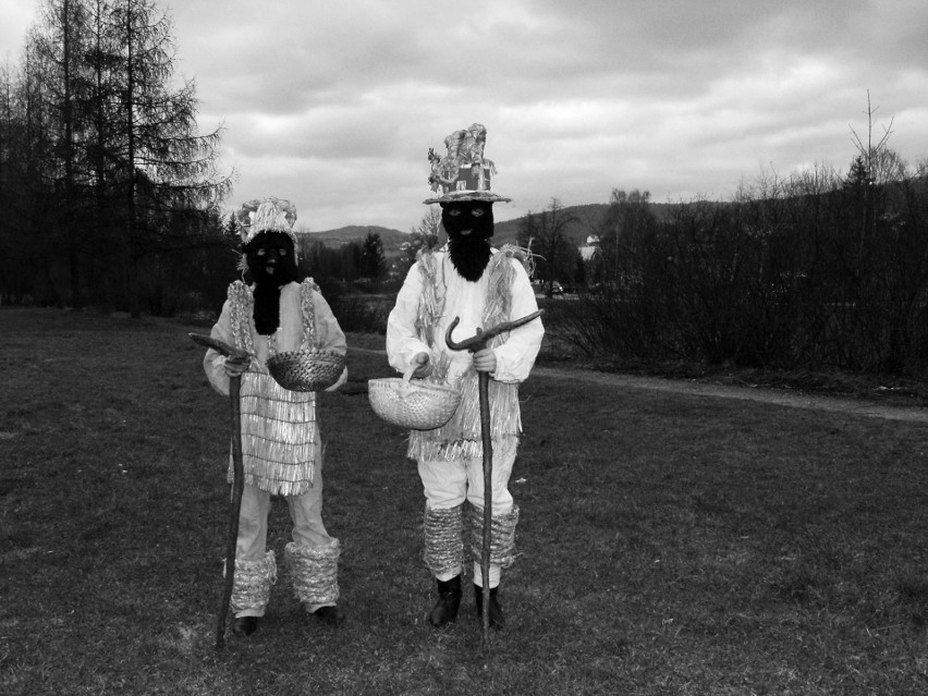 Zespół Regionalny Limanowianie przed laty ocalił Śmiguśne Słomioki. Archiwalne zdjęcia niezwykłej tradycji Lanego Poniedziałku