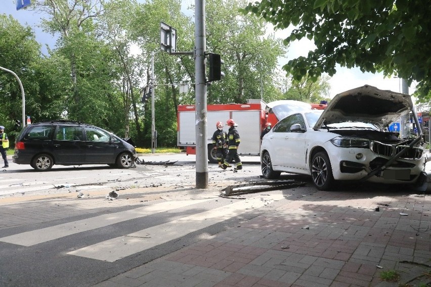 Poważny wypadek przy parku Południowym. Zderzyły się dwa samochody 