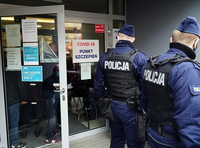 Do gabinetu zabiegowego szpitala wtargnął Mateusz W. w towarzystwie matki i zażądał niezwłocznego udzielenia jej pomocy medycznej. Jego wulgarne i agresywne zachowanie wzmogło się po skierowanej do niego prośbie o założenie maseczki ochronnej.